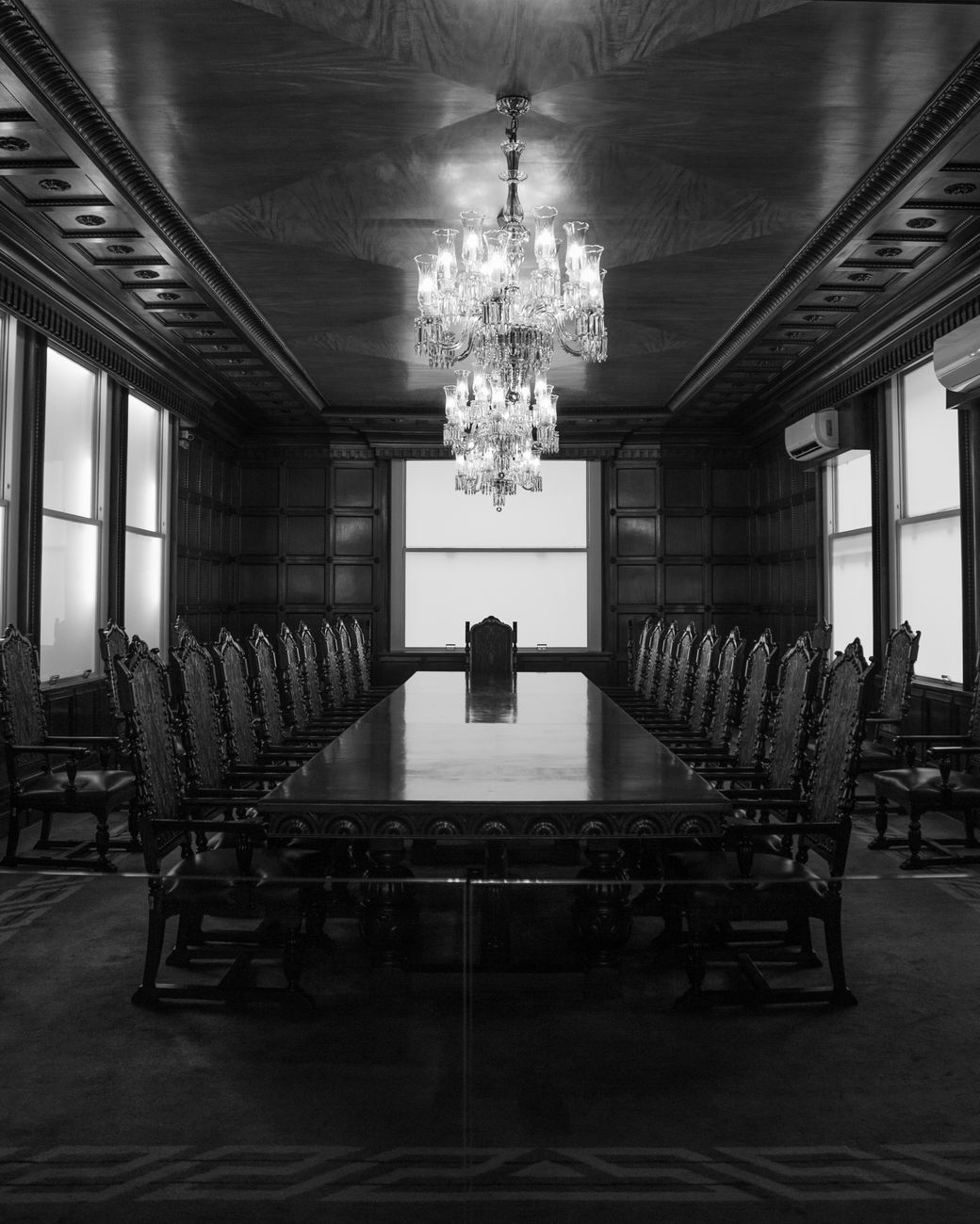 Schweizer Premium Sitzungszimmer mit Bergpanorama im Hintergrund